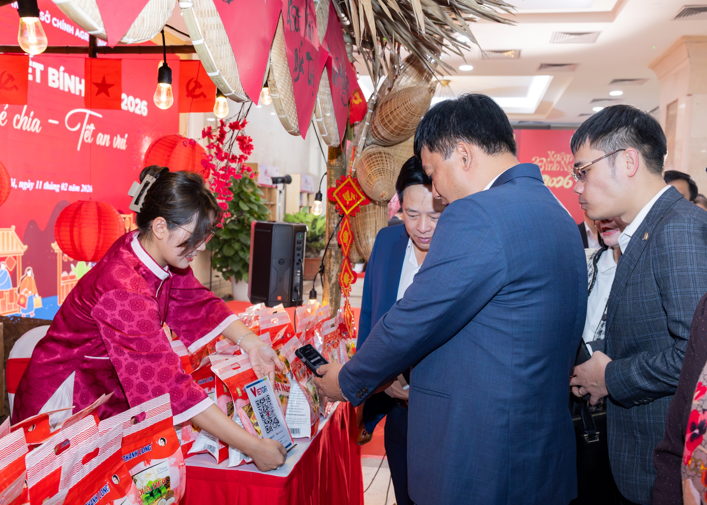 Đồng chí Phạm Toàn Vượng tham quan các gian hàng nông sản tại Phiên chợ Tết