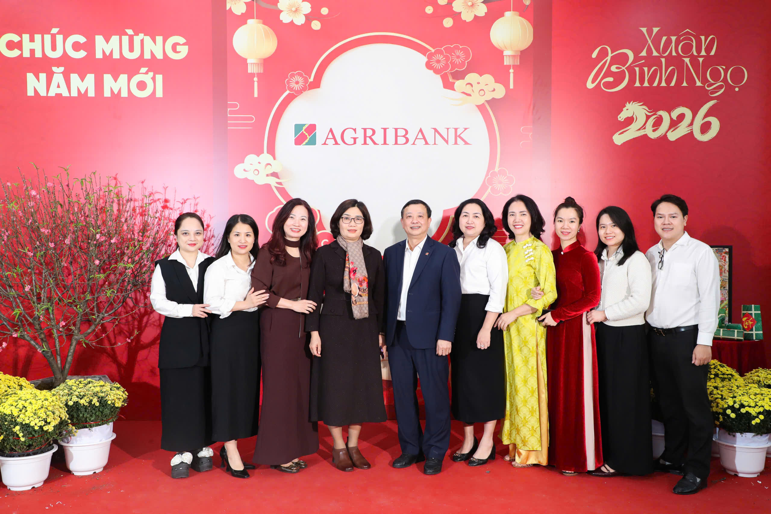 Đồng chí Từ Thị Kim Thanh - Thành viên Hội đồng Thành viên, Chủ tịch Công đoàn Agribank chụp ảnh lưu niệm cùng các đại biểu tham dự Phiên chợ