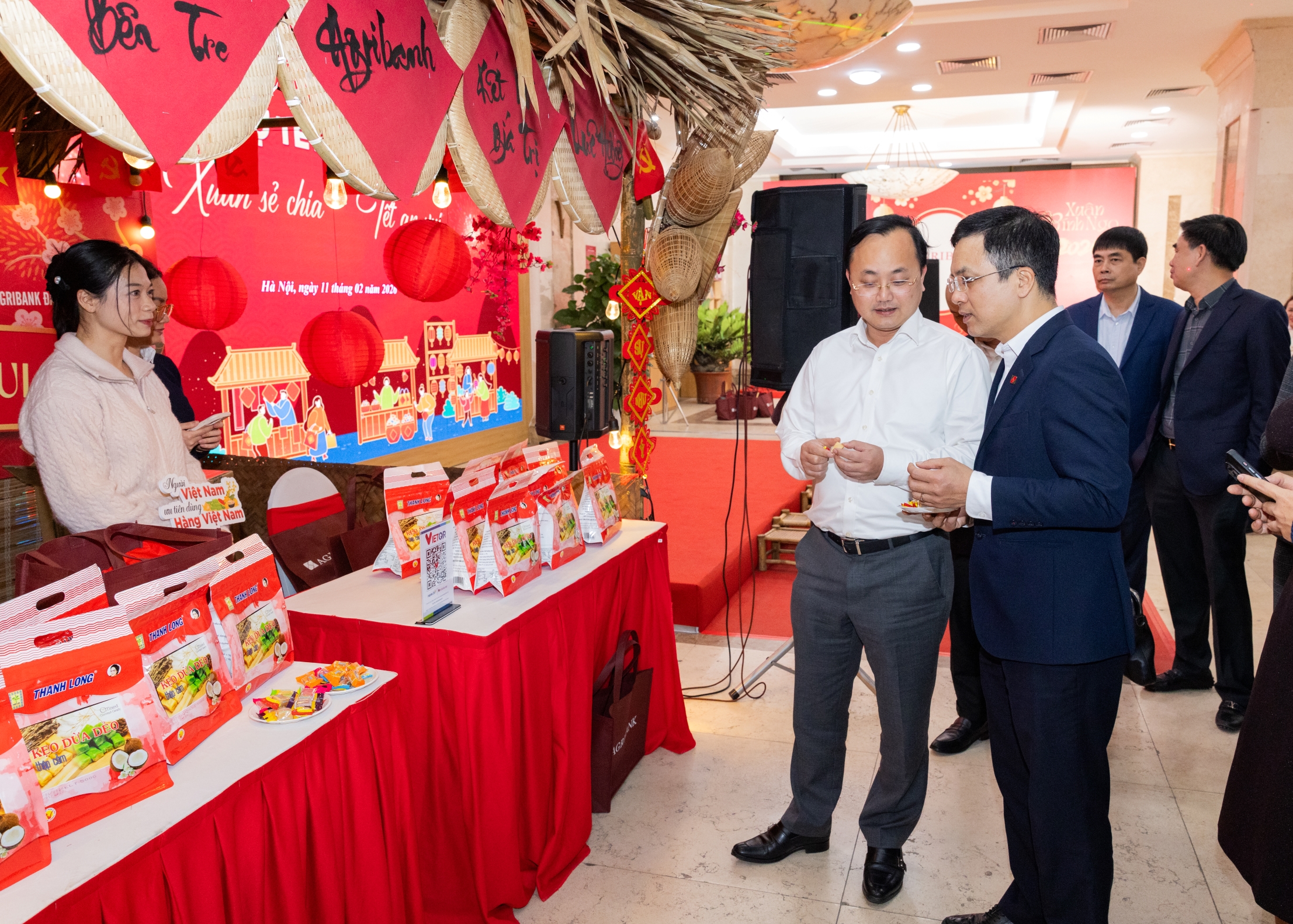 Đồng chí Tô Huy Vũ tham quan các gian hàng nông sản tại Phiên chợ Tết