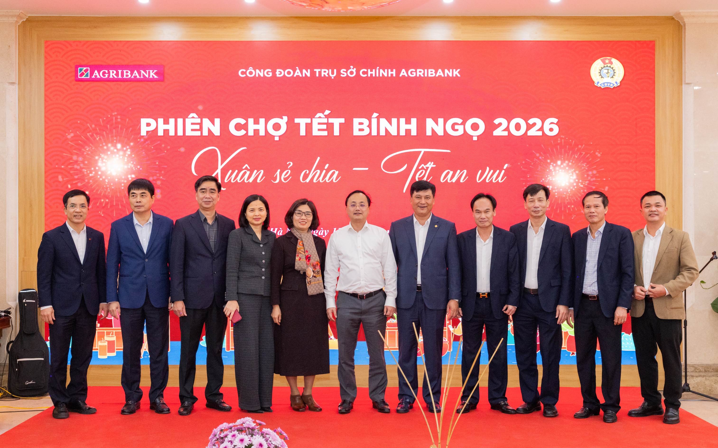 Đồng chí Tô Huy Vũ - Bí thư Đảng ủy, Chủ tịch Hội đồng thành viên và đồng chí Phạm Toàn Vượng - Phó Bí thư Đảng ủy, Thành viên HĐTV, Tổng Giám đốc cùng Ban lãnh đạo Agribank chụp ảnh lưu niệm tại Phiên chợ