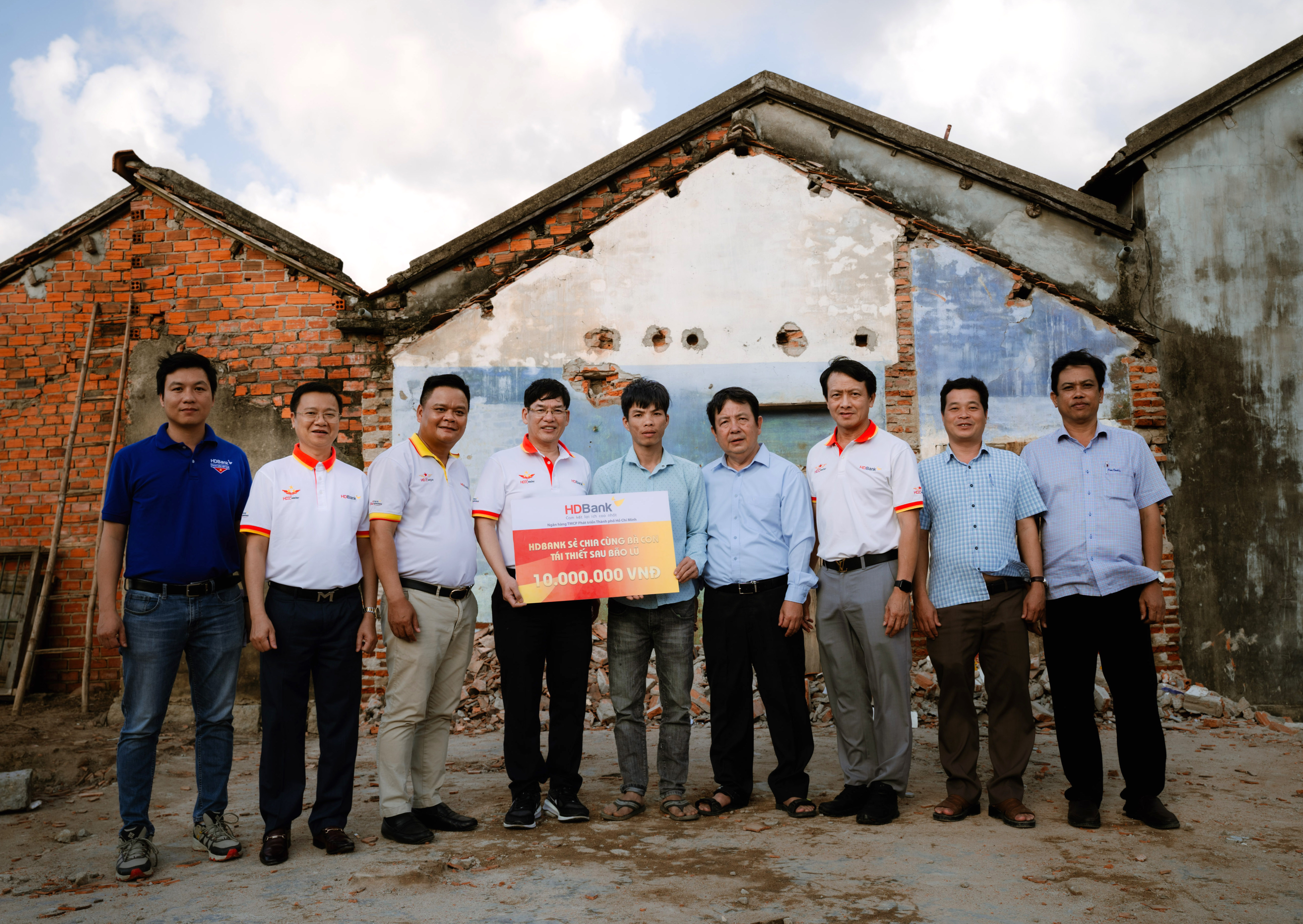 Tổng Giám đốc Nguyễn Hữu Đặng đại diện HDBank trao hỗ trợ đến bà con để sớm khôi phục cuộc sống sau lũ.