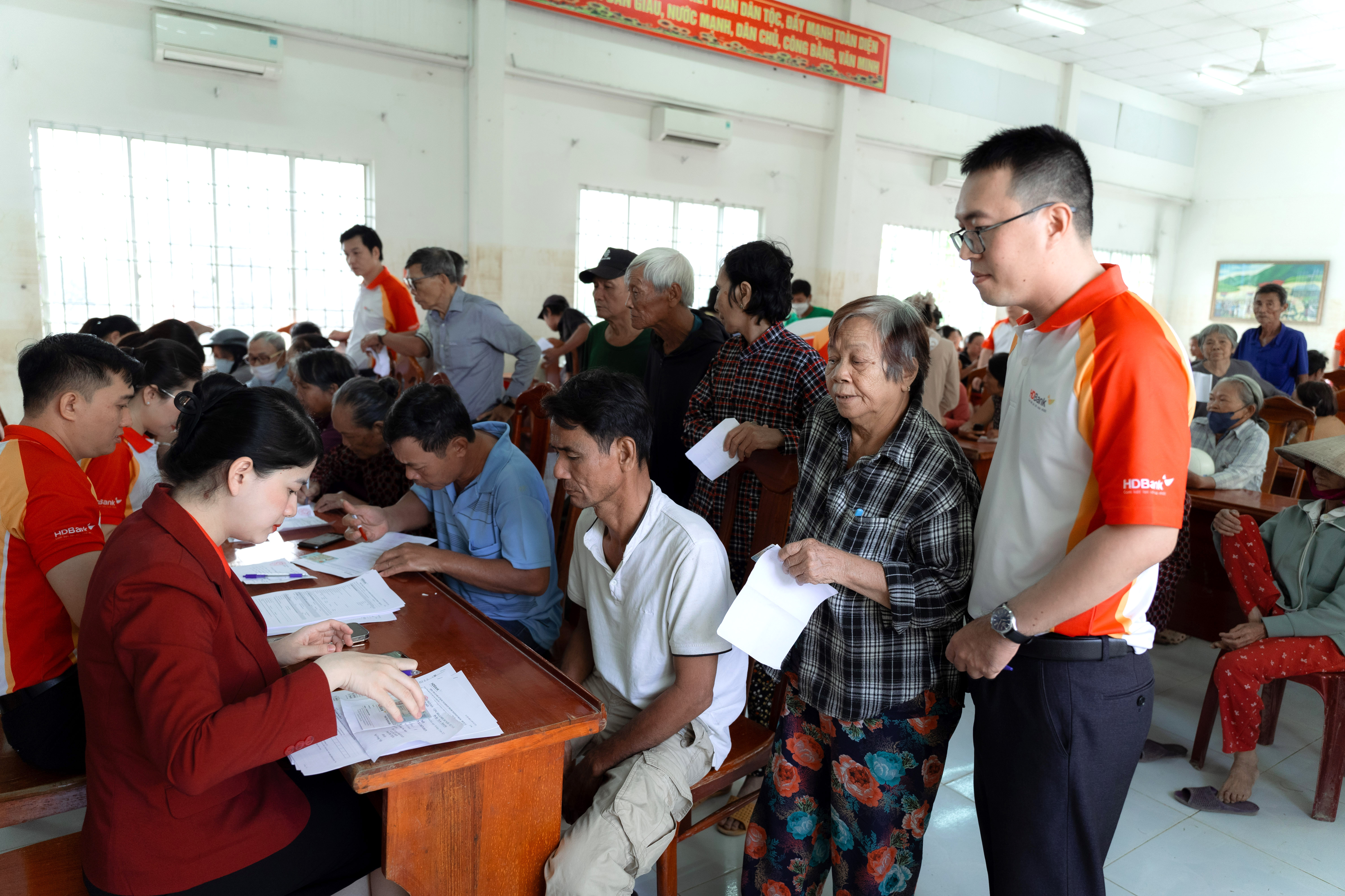 HDBank đẩy mạnh gói vay ưu đãi 12.000 tỷ đồng, đồng hành với người dân Đắk Lắk và Khánh Hoà, Gia Lai phục hồi sau lũ, an tâm đón Tết