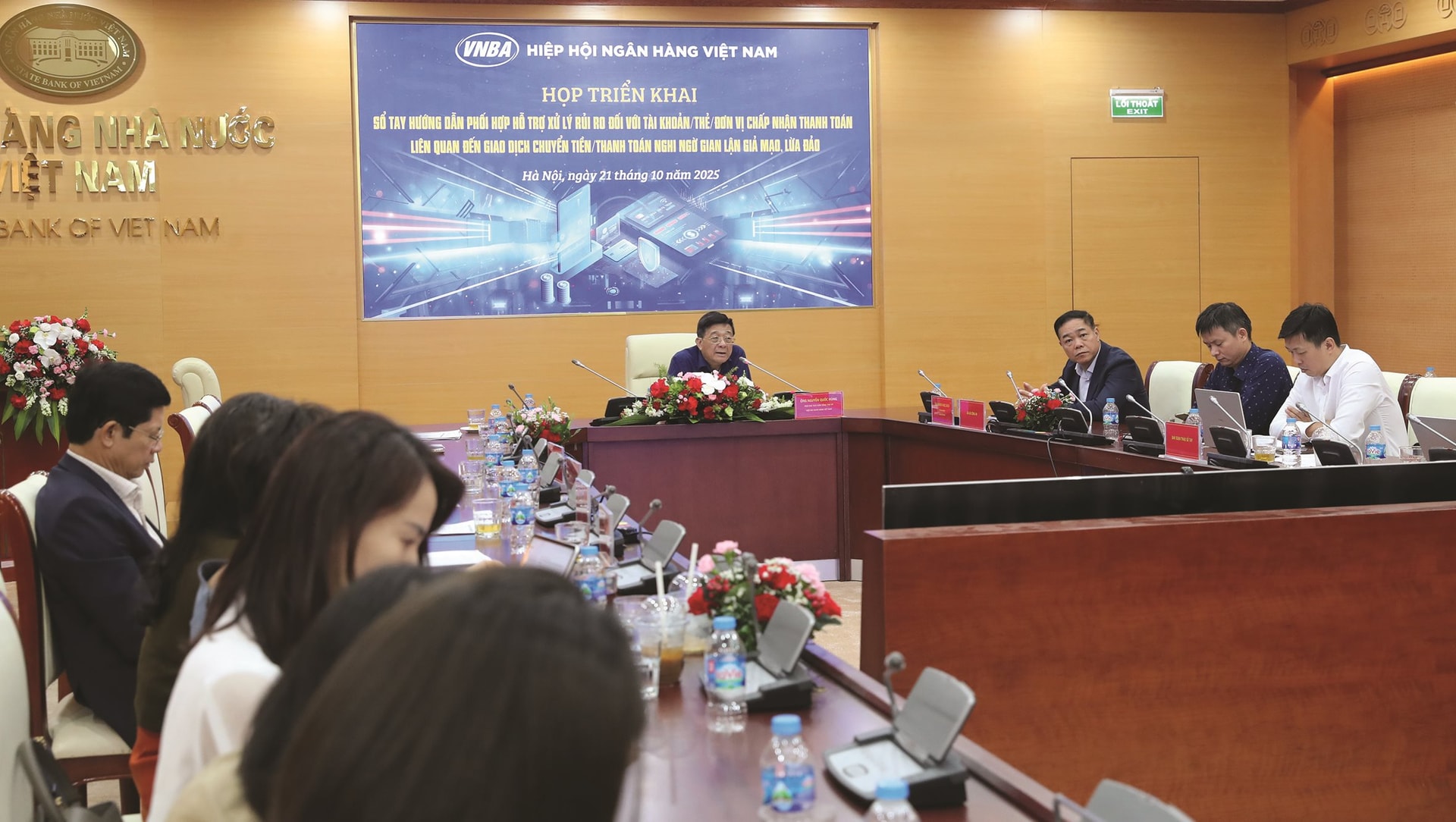 Phó Chủ tịch kiêm Tổng Thư ký Hiệp hội Ngân hàng Việt Nam Nguyễn Quốc Hùng chủ trì buổi họp triển khai Sổ tay hướng dẫn phối hợp hỗ trợ xử lý rủi ro đối với tài khoản/thẻ/đơn vị chấp nhận thanh toán liên quan đến giao dịch chuyển tiền/thanh toán nghi ngờ gian lận giả mạo, lừa đảo