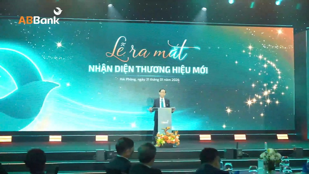 Chủ tịch HĐQT ABBank Vũ Văn Tiền báo cáo về kết quả kinh doanh năm 2025 của ngân hàng