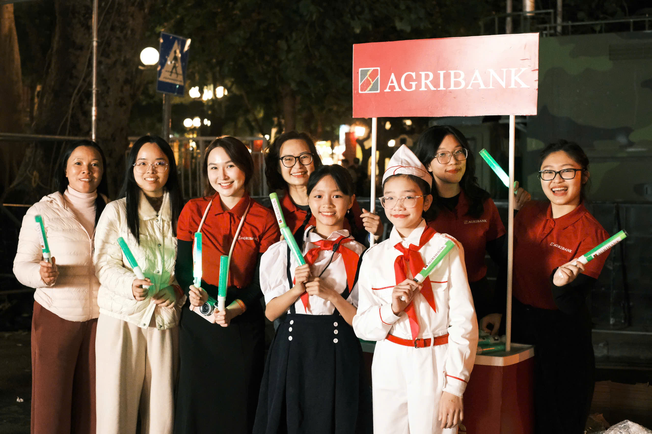 Khu vực check in và phát lightsticks của Agribank thu hút các bạn trẻ