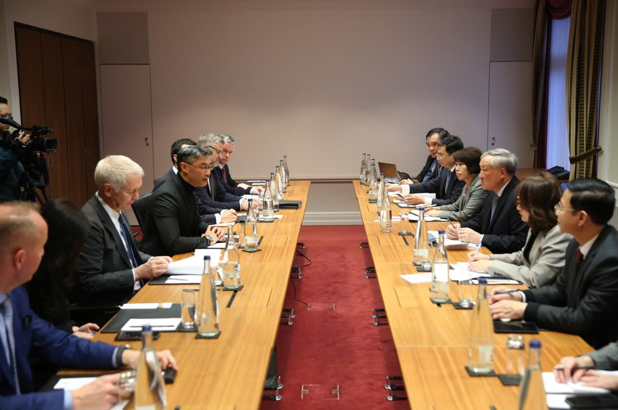 Phó Thống đốc Phạm Thanh Hà cùng Phó Thủ tướng và đoàn công tác trong buổi tiếp Lãnh sự Danh dự Philipp Roesler, Ban Lãnh đạo Diễn đàn kinh tế Việt Nam – Thụy Sỹ (SVEF).