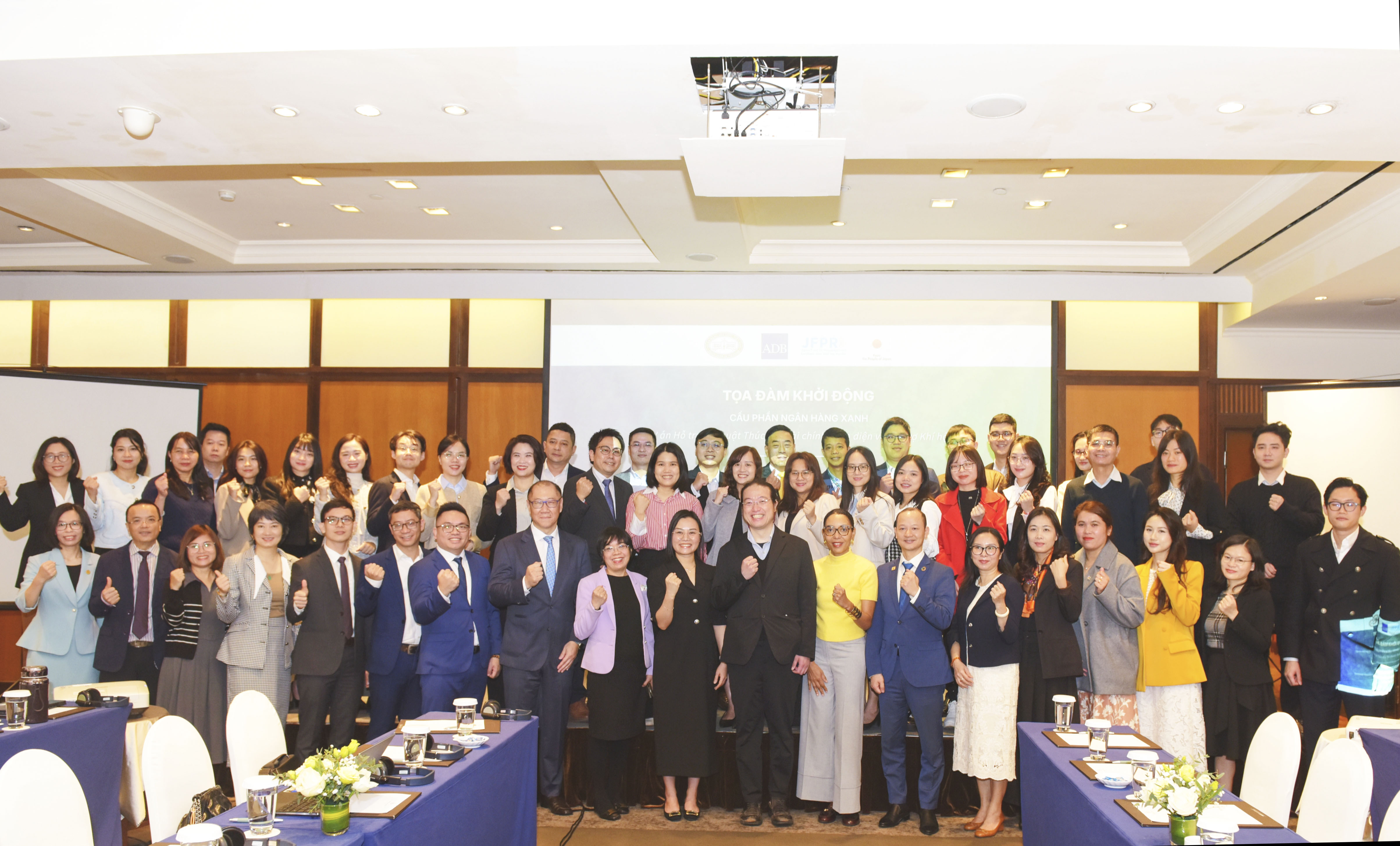 Các đại biểu tham dự toạ đàm chụp ảnh lưu niệm