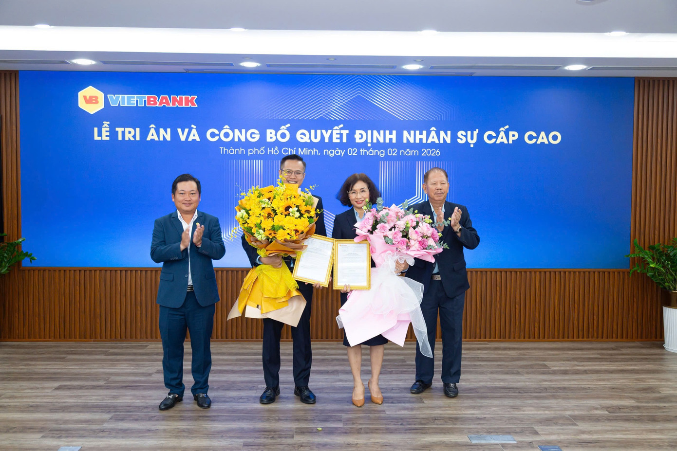 Hội đồng Quản trị trao quyết định bổ nhiệm cho Ông Lê Thanh Quý Ngọc - Q.TGĐ và Bà Trần Thị Ngọc Lý - P.TGĐ Vietbank