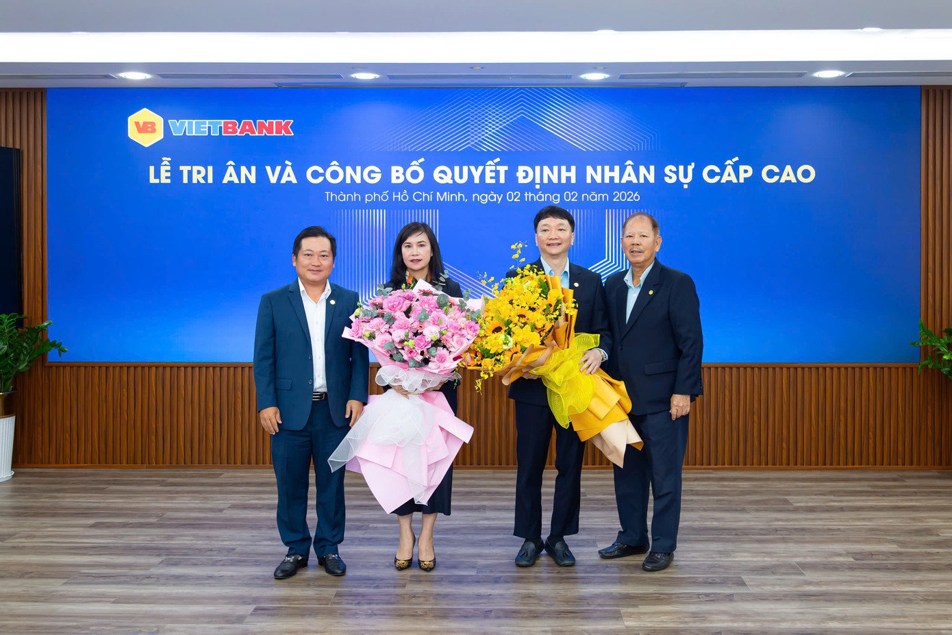 Ông Dương Nhất Nguyên - Chủ tịch HĐQT và Ông Nguyễn Hữu Trung – Phó Chủ tịch HĐQT trao quyết định miễn nhiệm và tri ân Bà Trần Tuấn Anh - TGĐ và Ông Nguyễn Tiến Sỹ - P.TGĐ