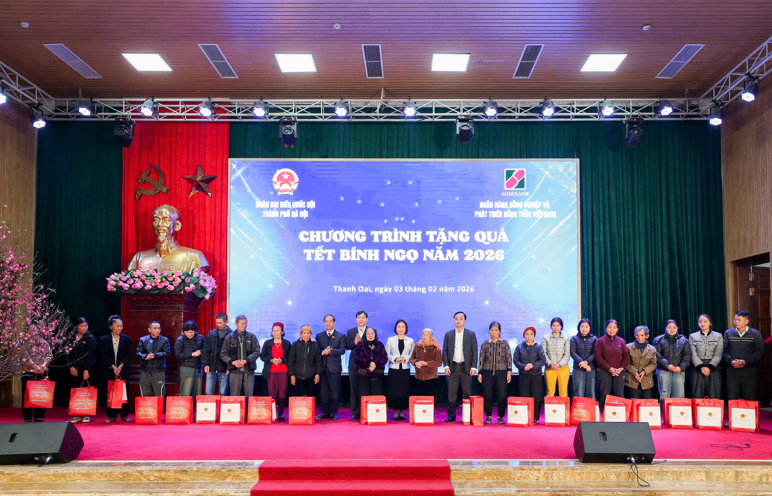 Đoàn đại biểu Quốc hội Thành phố Hà Nội và Agribank trao quà Tết tới 20 hộ dân đặc biệt khó khăn trên địa bàn xã Thanh Oai