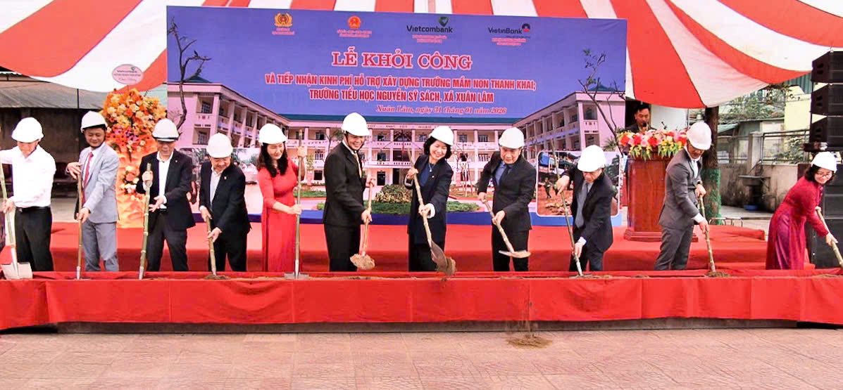 Đồng chí Nguyễn Thị Hồng Vân - Giám đốc khối Pháp chế và Tuân thủ Vietcombank (thứ 6 từ trái sang) cùng các đại biểu thực hiện nghi thức khởi công xây dựng công trình ASXH tại tỉnh Nghệ An do Vietcombank tài trợ kinh phí xây dựng