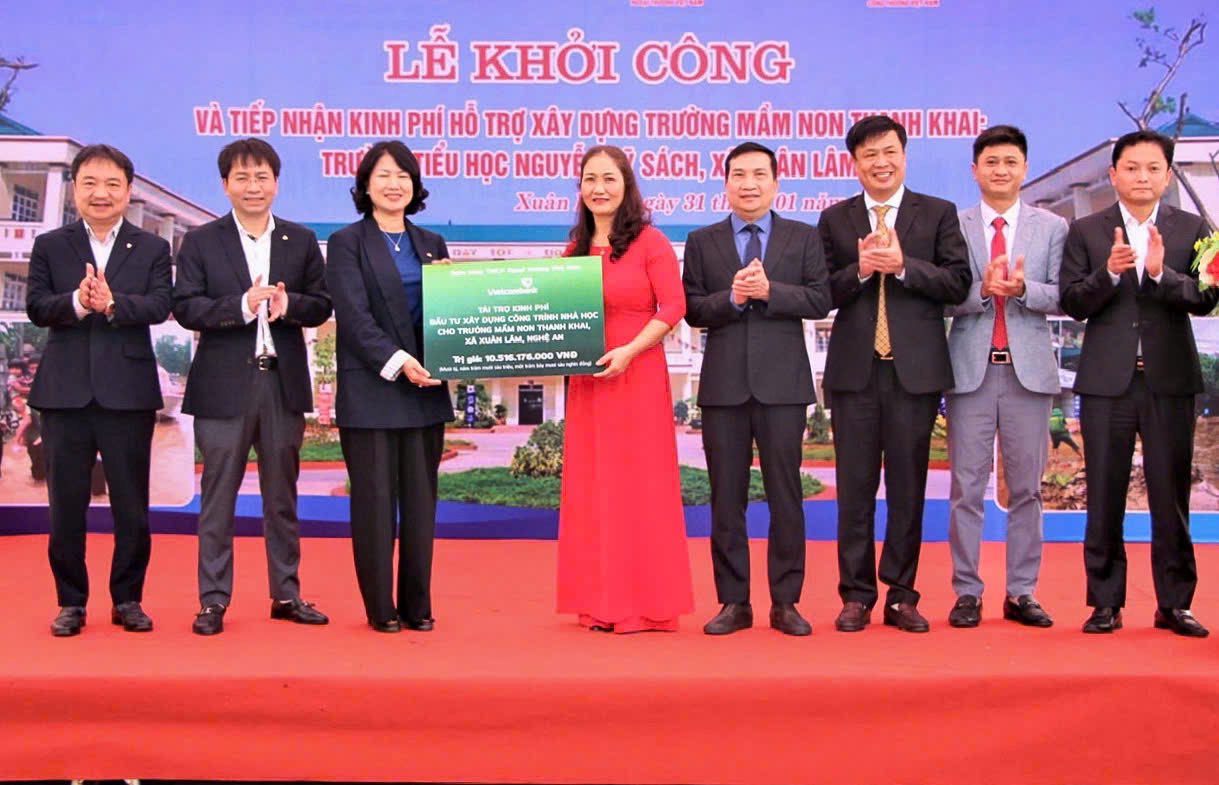 Thay mặt Ban lãnh đạo Vietcombank, đồng chí Nguyễn Thị Hồng Vân - Giám đốc khối Pháp chế và Tuân thủ (thứ 3 từ trái sang) trao số tiền tài trợ hơn 10,5 tỷ đồng hỗ trợ kinh phí xây dựng công trình Nhà đa chức năng tại Trường Tiểu học Nguyễn Sỹ Sách và dãy nhà học 2 tầng tại Trường mầm non Thanh Khai tại tỉnh Nghệ An