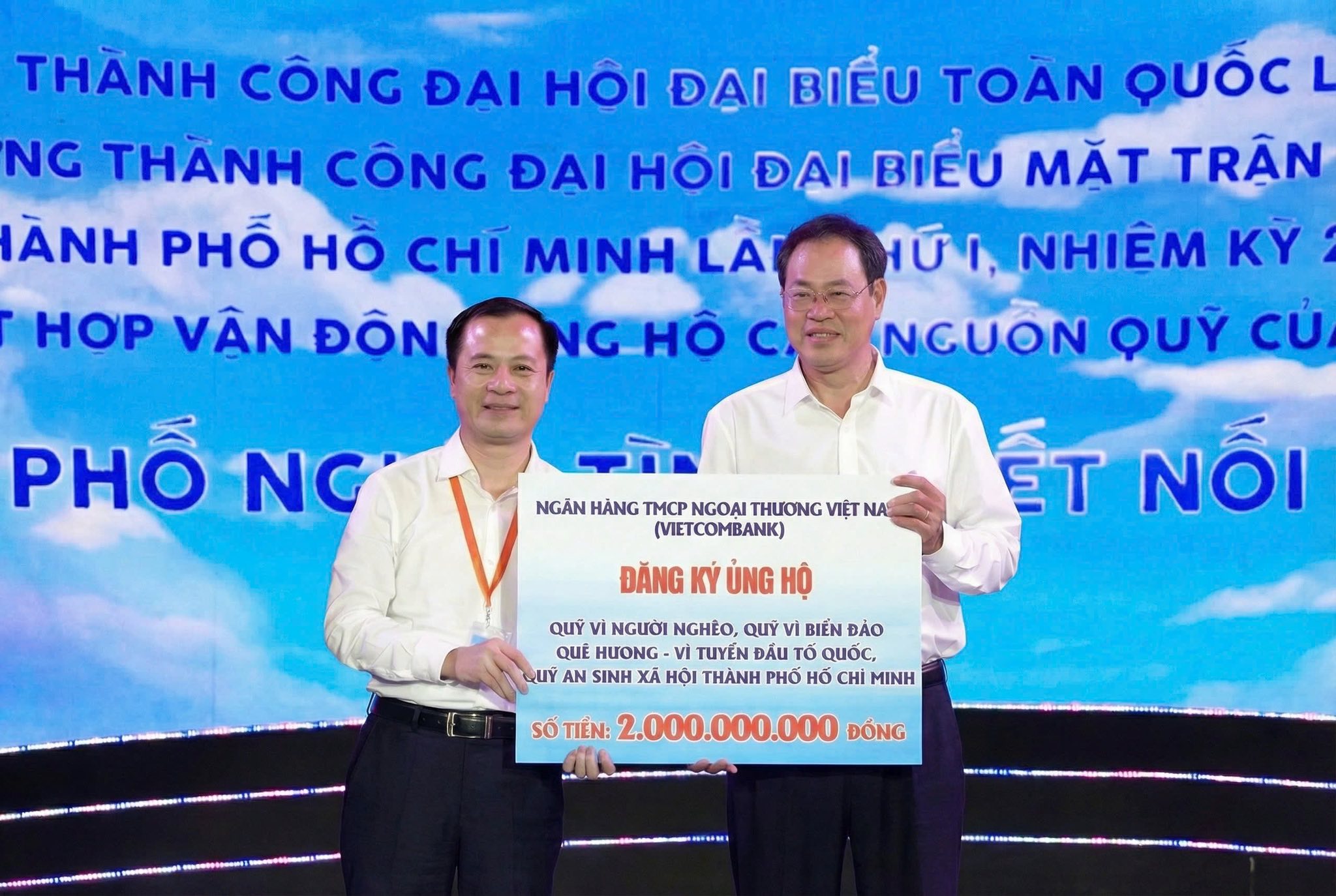 Thay mặt Ban lãnh đạo Vietcombank, đồng chí Lê Hoàng Tùng - Phó Tổng Giám đốc (bên trái) trao tặng số tiền 2 tỷ đồng tài trợ cho Quỹ "Vì biển đảo quê hương - Vì tuyến đầu Tổ quốc" và Quỹ "Vì người nghèo" TP.HCM