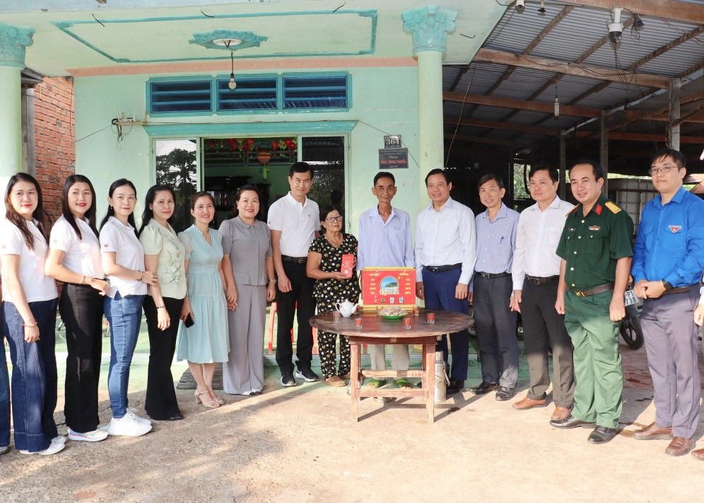 Lãnh đạo và cán bộ Vietcombank TP.HCM cùng các đồng chí lãnh đạo địa phương thăm hỏi, tặng quà Tết gia đình thương binh liệt sĩ tại xã Ninh Điền, tỉnh Tây Ninh