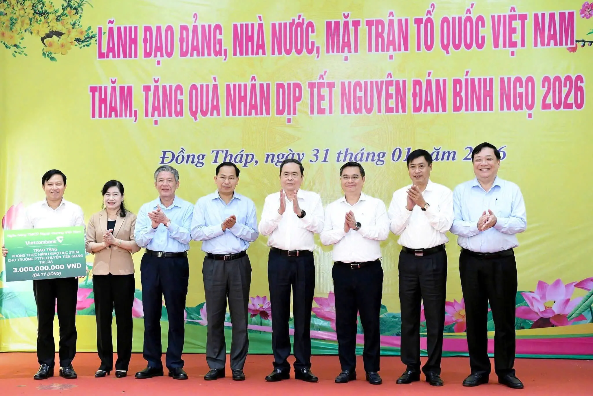 Chủ tịch Quốc hội Trần Thanh Mẫn chụp ảnh lưu niệm cùng các đại biểu tại chương trình trao tặng an sinh xã hội tại tỉnh Đồng Tháp