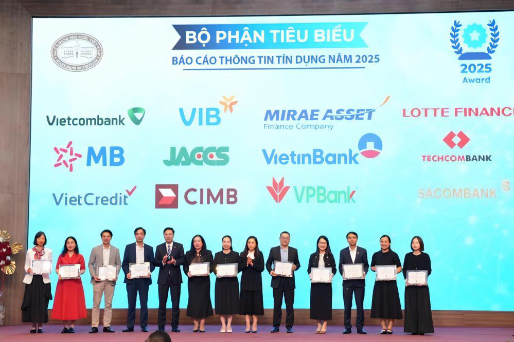 Bộ phận Báo cáo Thông tin Tín dụng (thuộc Phòng Quản trị rủi ro) của LOTTE Finance cũng lọt Top 24 bộ phận tiêu biểu báo cáo thông tin tín dụng năm 2025