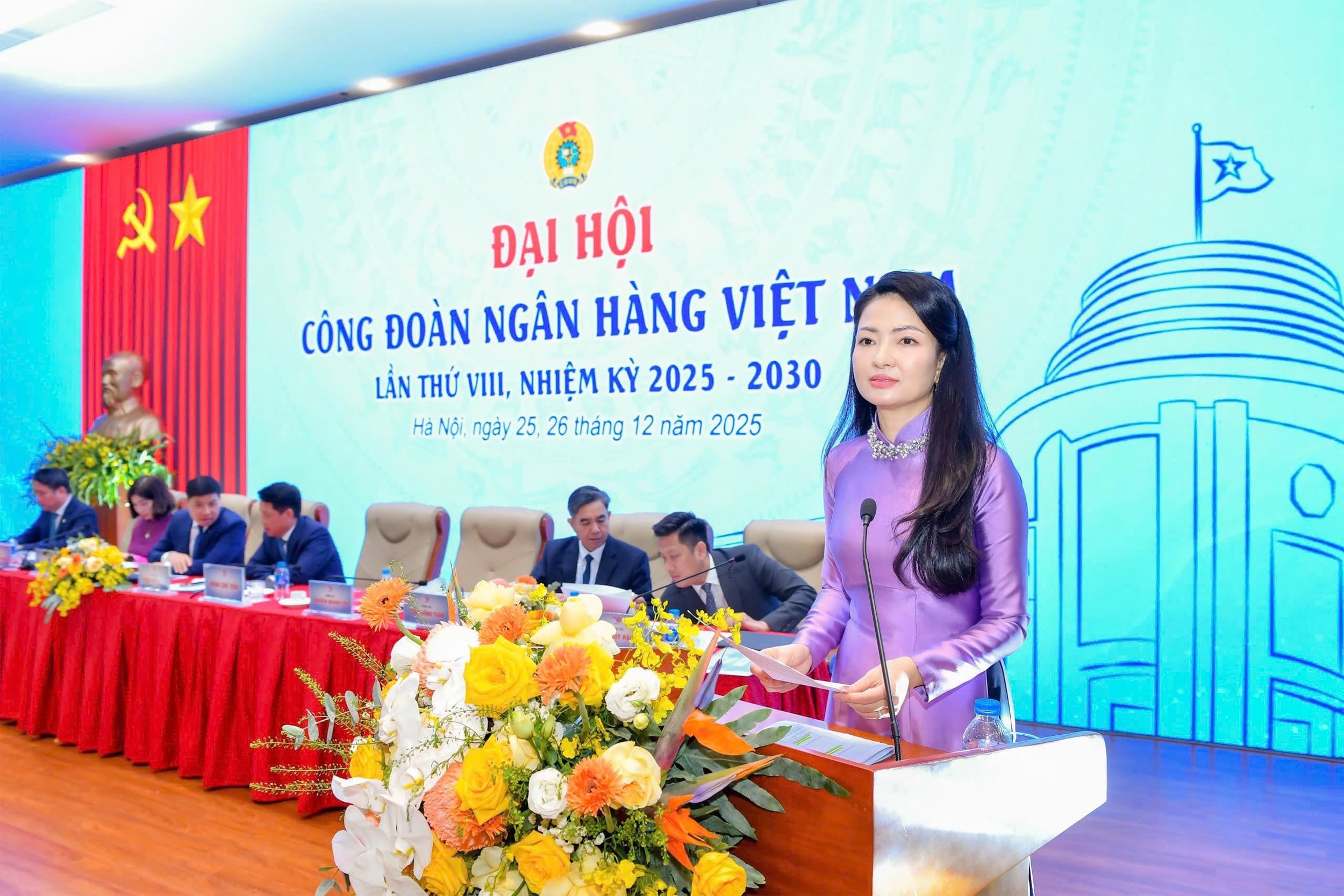 Bà Nguyễn Khánh Chi, Phó Chủ tịch Thường trực Công đoàn Ngân hàng Việt Nam, phát biểu tại Đại hội lần thứ VIII Công đoàn Ngân hàng Việt Nam.