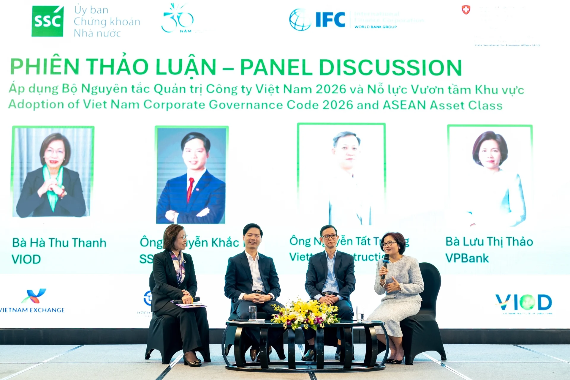 Bà Lưu Thị Thảo, Phó tổng giám đốc thường trực và Giám đốc Điều hành cao cấp, VPBank (ngoài cùng bên phải) tại phiên thảo luận “Áp dụng Bộ Nguyên tắc Quản trị Công ty Việt Nam 2026 và Nỗ lực Vươn tầm Khu vực”. (Ảnh: VPBank)