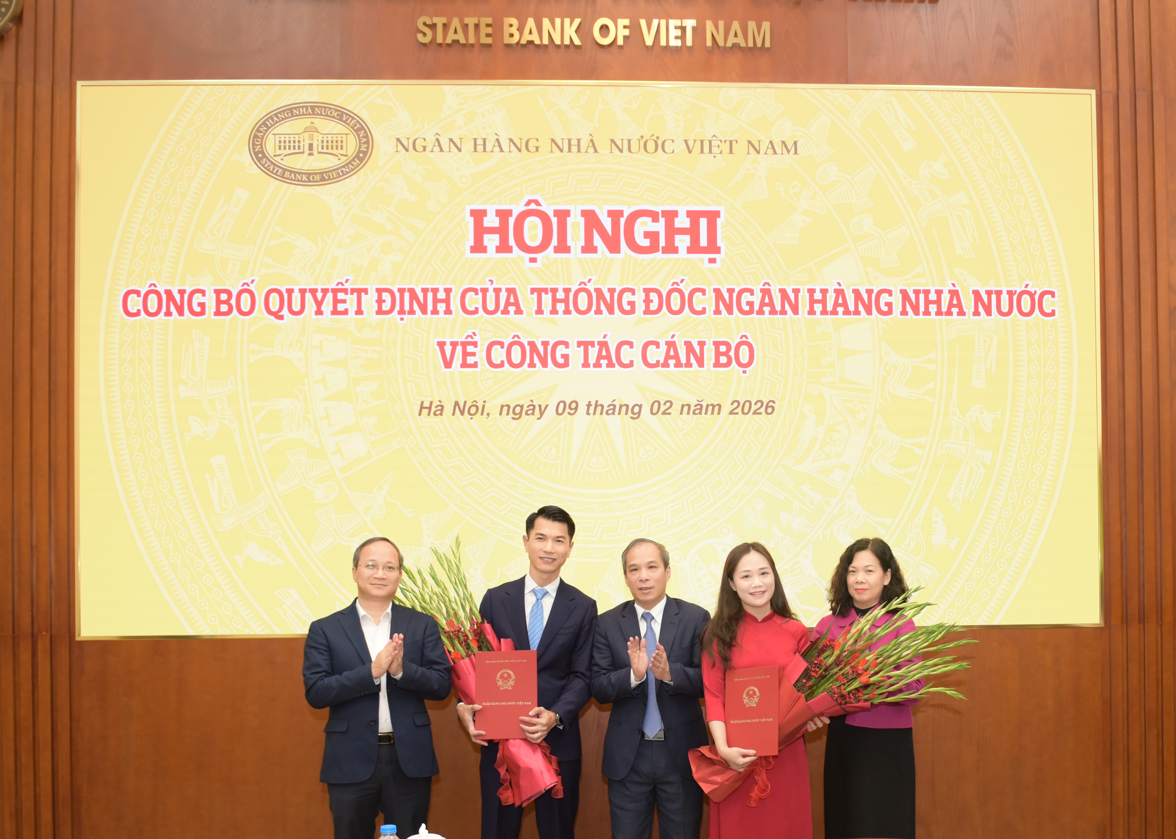 Phó Thống đốc Thường trực Đoàn Thái Sơn chúc mừng và trao Quyết định bổ nhiệm cho bà Thái Lan Anh và ông Nguyễn Ngọc Duy