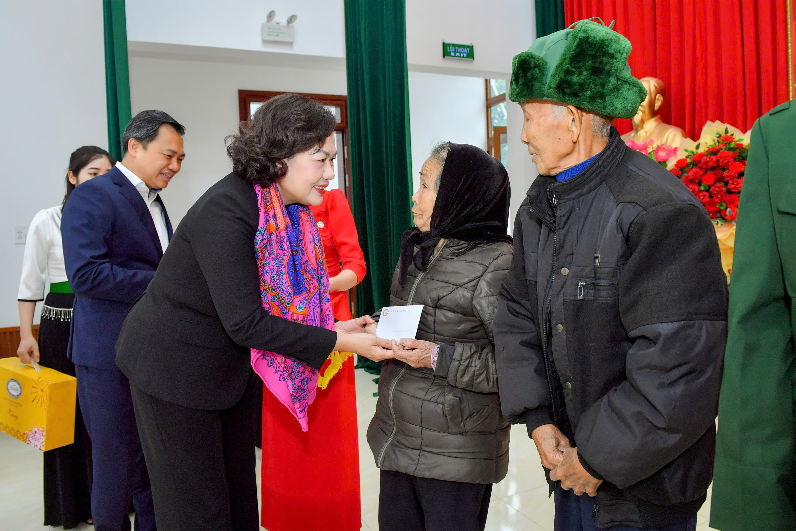 Thống đốc Nguyễn Thị Hồng và Chủ tịch UBND tỉnh Sơn La Nguyễn Đình Việt tặng quà cho các hộ nghèo tại xã Bắc Yên