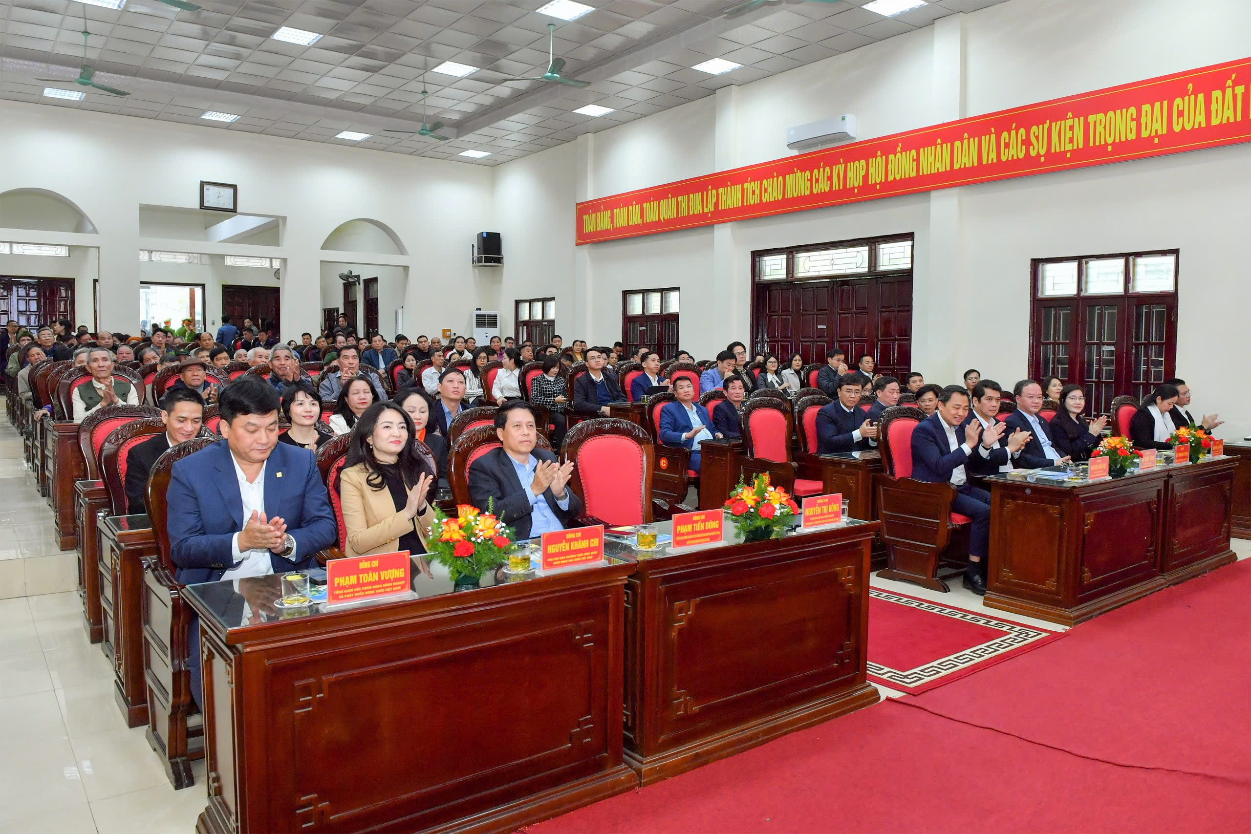 Các đại biểu và đại diện hộ dân dự chương trình trao an sinh xã hội tại xã Bắc Yên