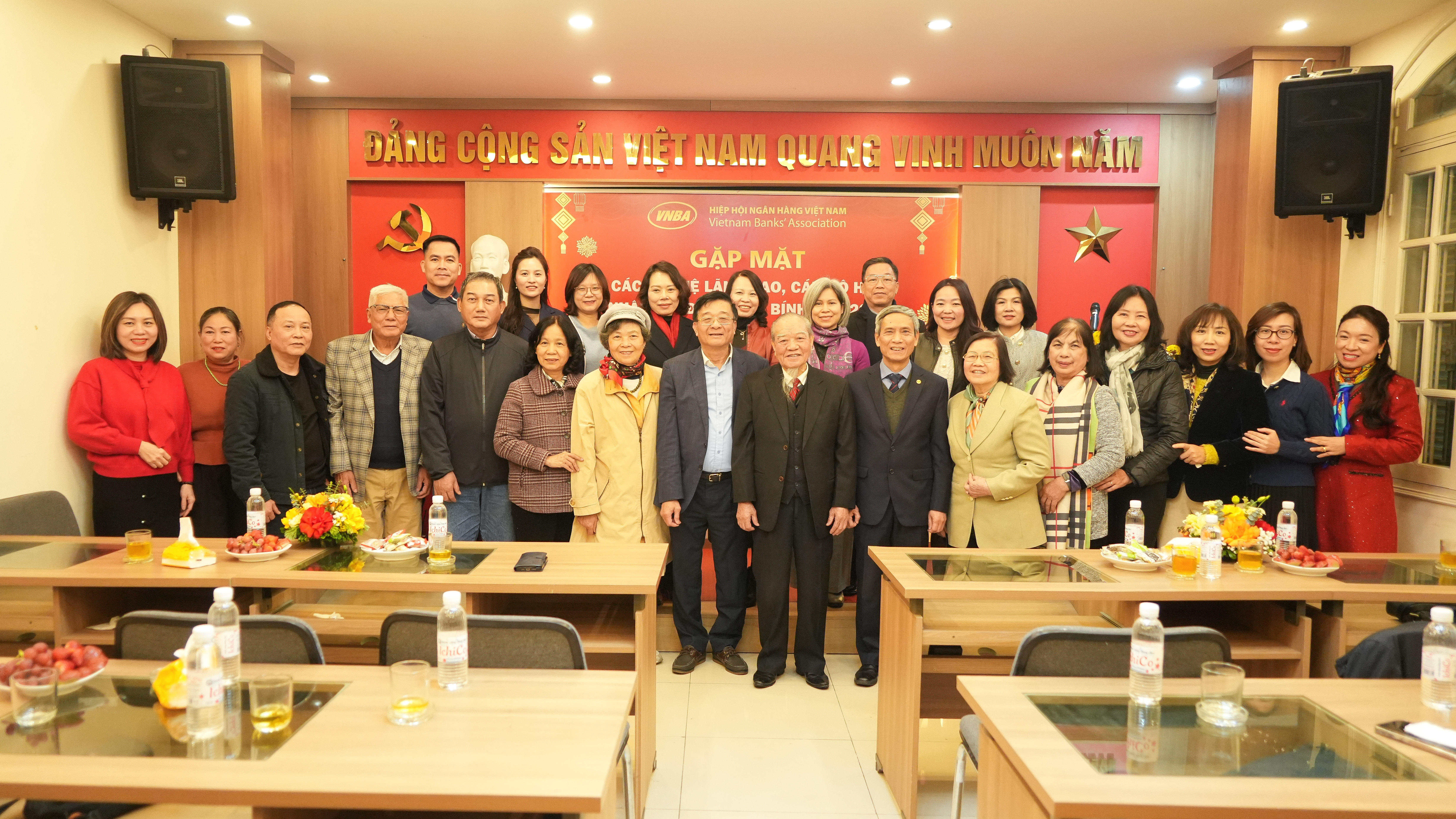 Tập thể lãnh đạo Hiệp hội Ngân hàng Việt Nam chụp ảnh lưu niệm cùng các nguyên lãnh đạo và cán bộ hưu trí.