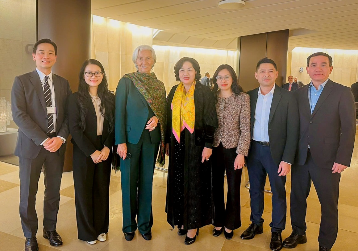 Thống đốc NHNN dẫn đầu Đoàn NHNN chụp ảnh lưu niệm cùng Chủ tịch ECB Bà Christine Lagarde trong khuôn khổ tham dự Hội nghị BIS tháng 3/2026