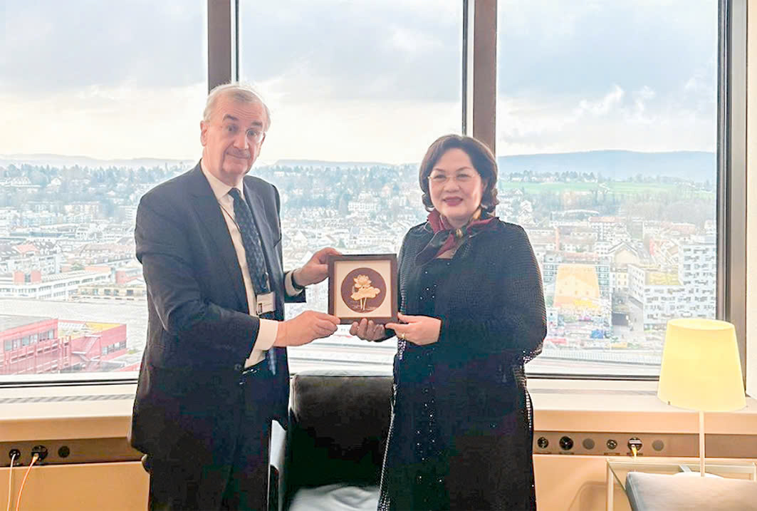 Thống đốc Nguyễn Thị Hồng gặp song phương với Ông François Villeroy de Galhau, Thống đốc NHTW Pháp