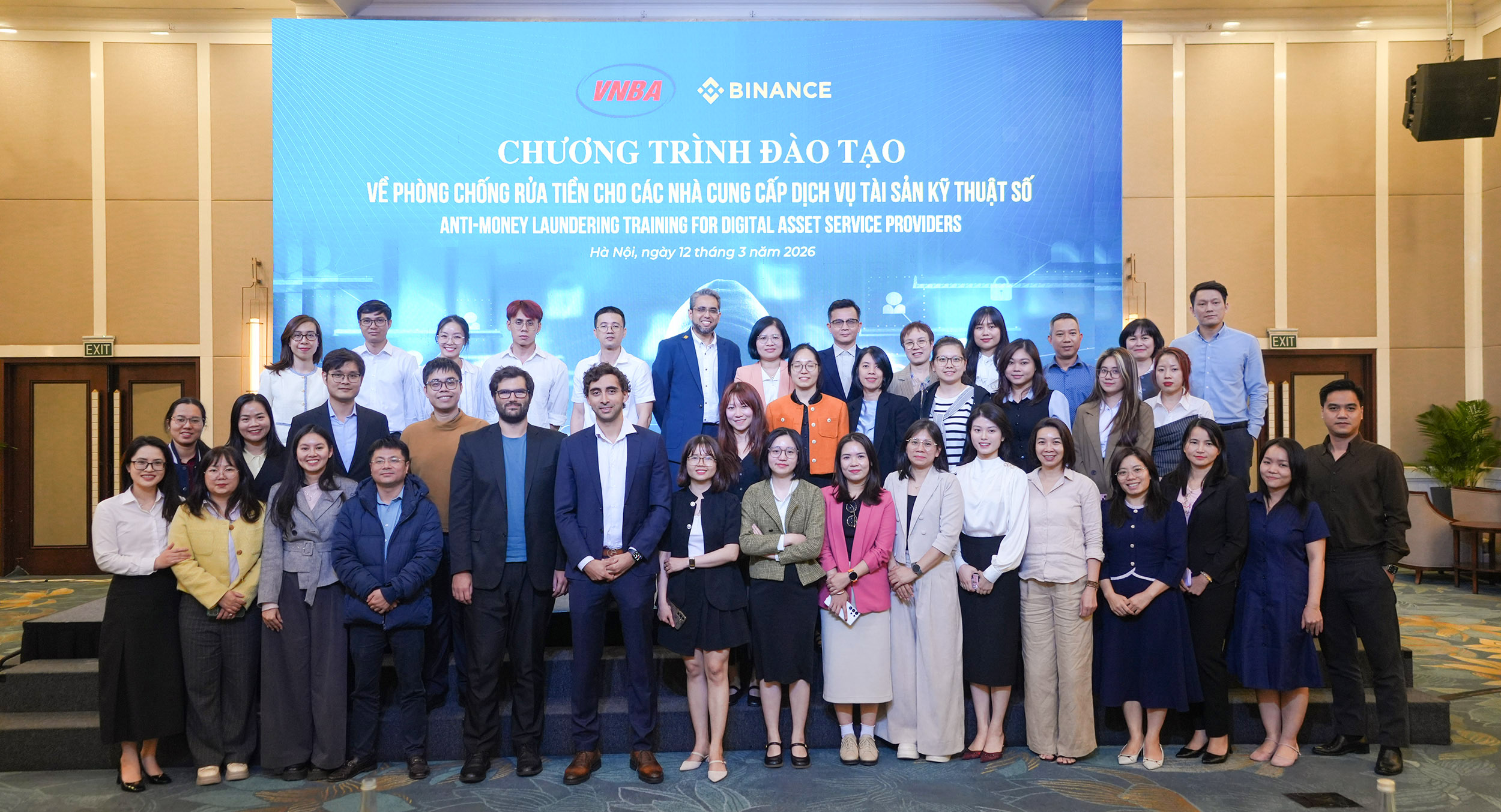 Các đại biểu tham dự chương trình chụp ảnh lưu niệm