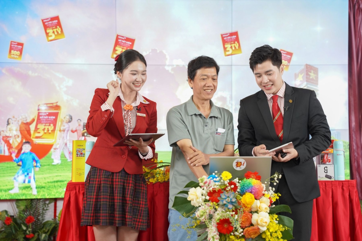 Khách hàng hào hứng đến tham gia lễ quay số công khai của HDBank. Ảnh:  HDBank.