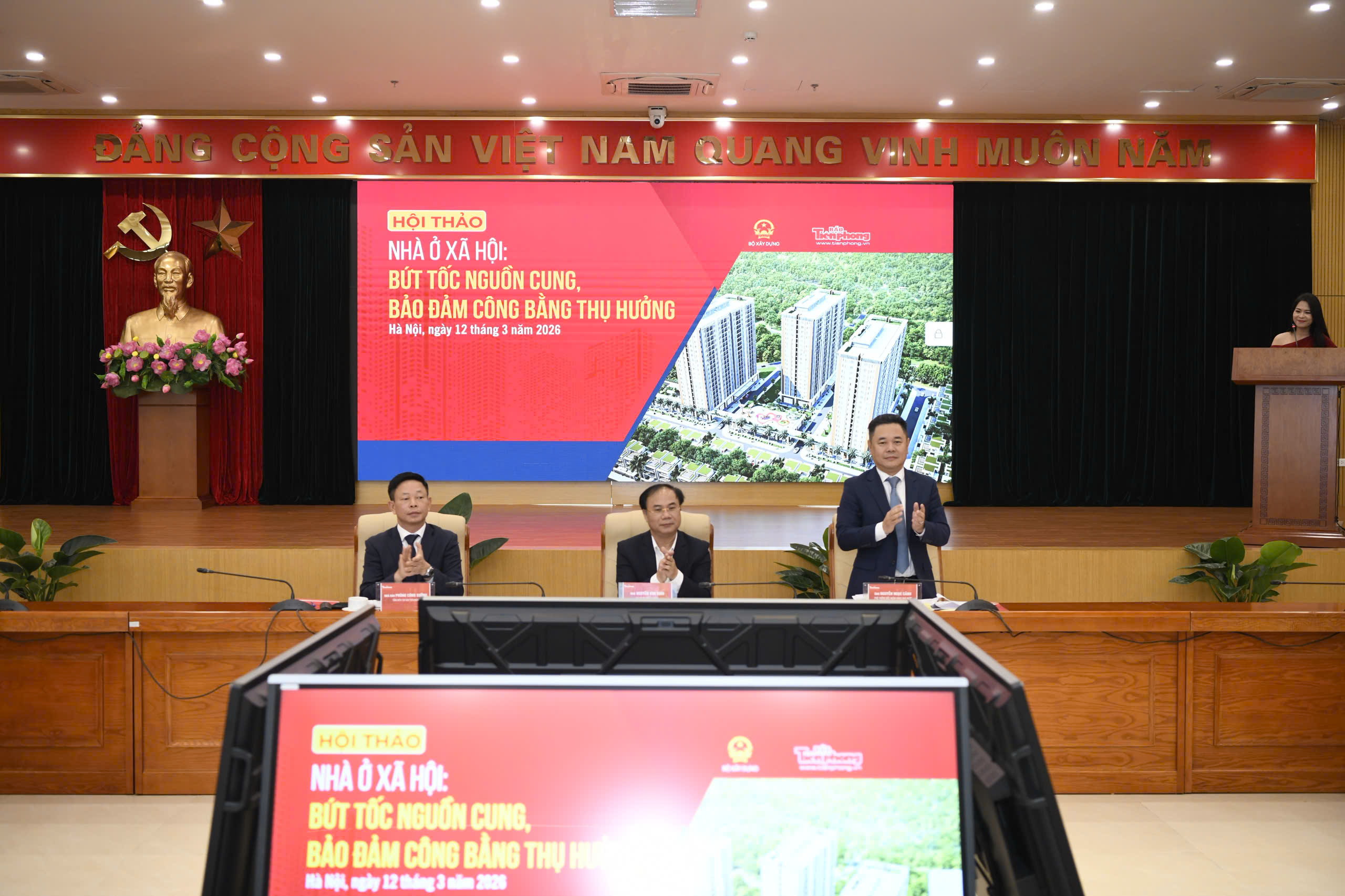 Ảnh: Phó Thống đốc NHNN Nguyễn Ngọc Cảnh; Thứ trưởng Bộ Xây dựng Nguyễn Văn Sinh và TBT Báo Tiền Phong Phùng Công Sưởng đồng chủ trì phần thảo luận tại Hội thảo.