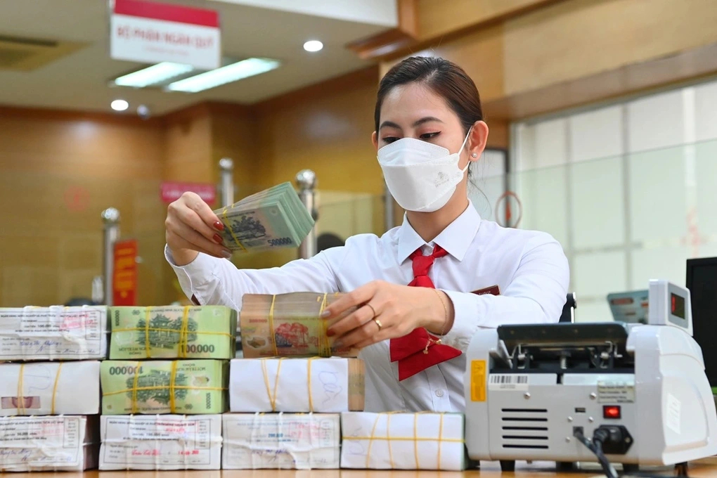 Nhân viên đang giao dịch tiền tại ngân hàng (Ảnh: Tiến Tuấn).