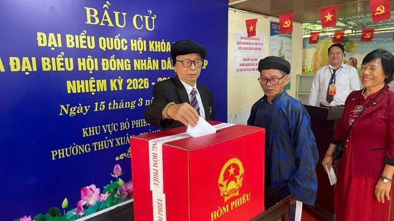 Cử tri người cao tuổi tại thành phố Huế tham gia bỏ phiếu trong ngày bầu cử (15/3/2026).