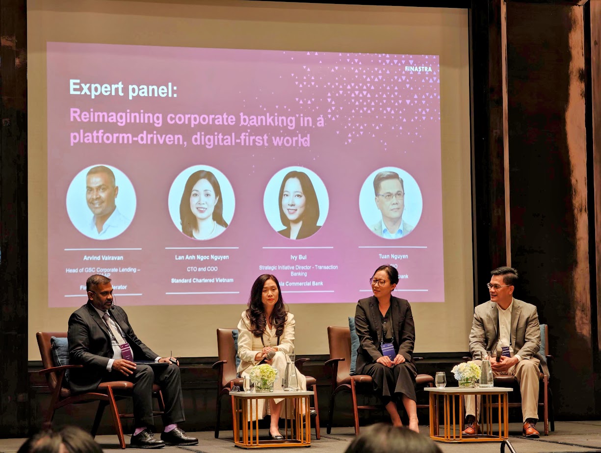 Các diễn giả, chuyên gia đến từ các tổ chức tín dụng tham gia thảo luận chuyên đề về thanh toán và cho vay