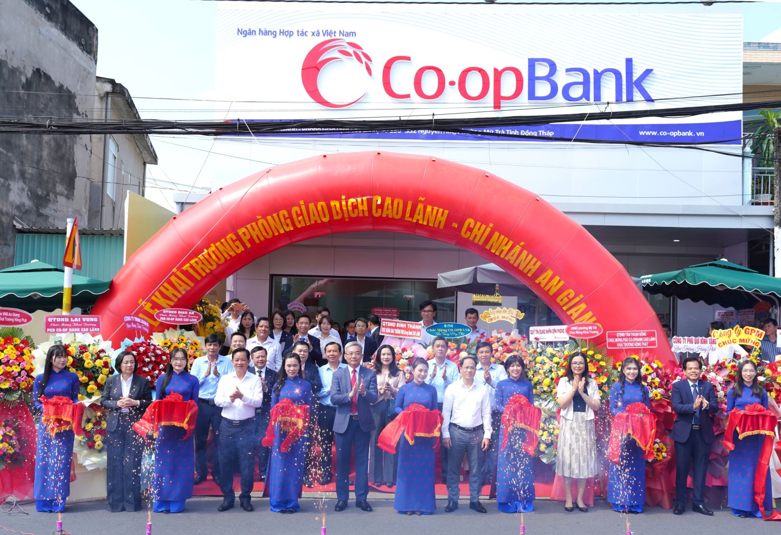 Các đại biểu cắt băng khai trương PGD Cao Lãnh - Co-opBank chi nhánh An Giang