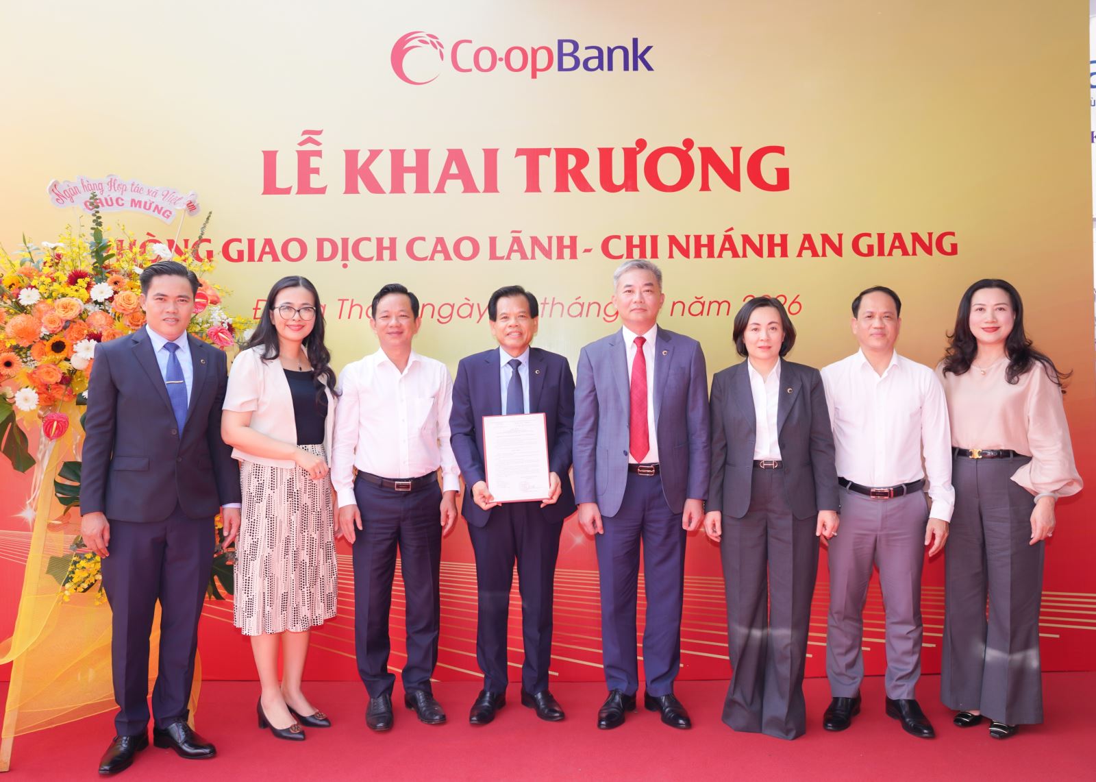 Ông Nguyễn Quốc Cường - Chủ tịch Hội đồng quản trị Co-opBank và bà Phạm Thị Hồng Minh - Thành viên Hội đồng quản trị, Tổng giám đốc Co-opBank trao Quyết định thành lập PGD Cao Lãnh - Co-opBank chi nhánh An Giang