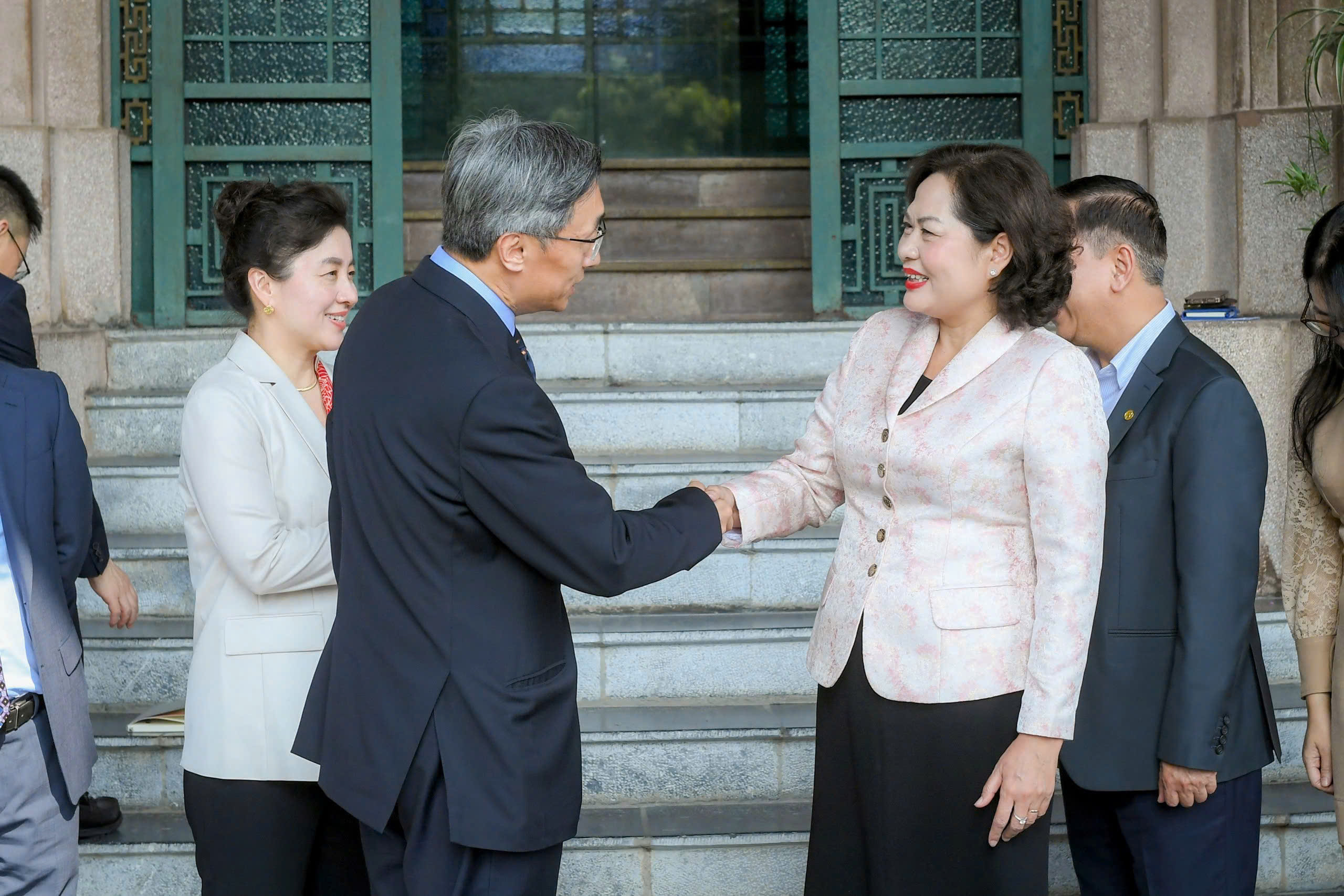 Thống đốc Nguyễn Thị Hồng trao đổi với Ông Liu Jun, Tổng Giám đốc ICBC