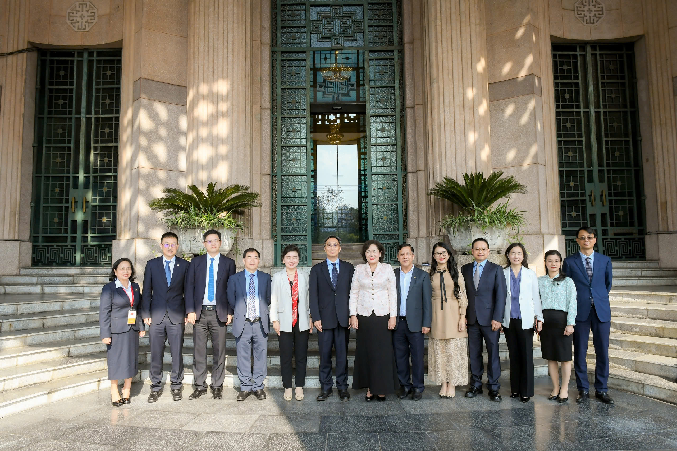 Thống đốc NHNN chụp ảnh lưu niệm cùng Đoàn công tác của ICBC