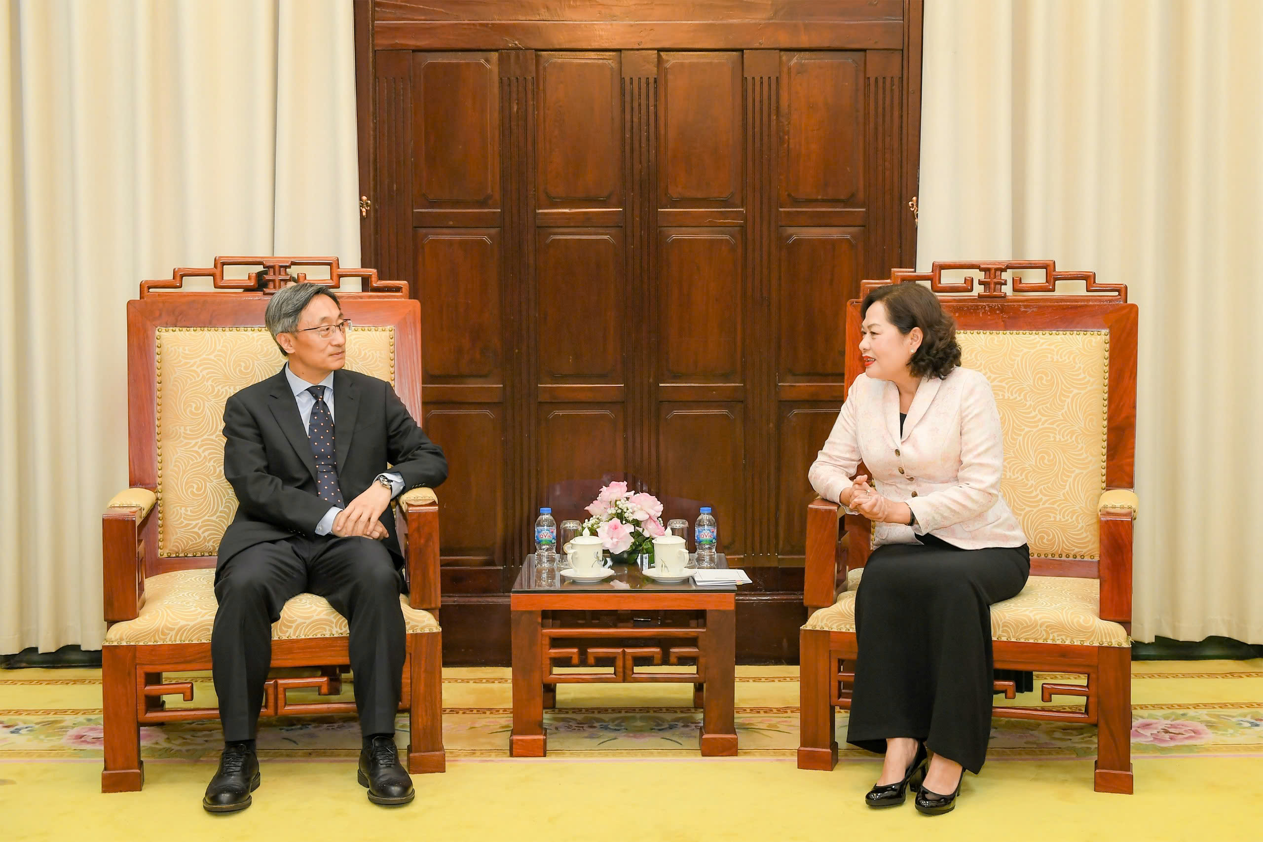 Thống đốc Nguyễn Thị Hồng và Ông Liu Jun tại buổi làm việc
