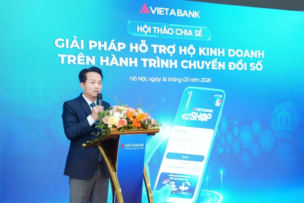 Ông Bùi Xuân Dũng, Phó tổng giám đốc VietABank chia sẻ tại hội thảo về giải pháp hỗ trợ hộ kinh doanh ezShop. Ảnh: VietABank