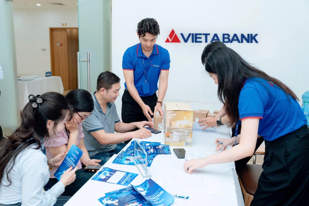 Các hộ kinh doanh được hướng dẫn sử dụng nền tảng và nhận quà tặng ngay tại sự kiện. Ảnh: VietABank