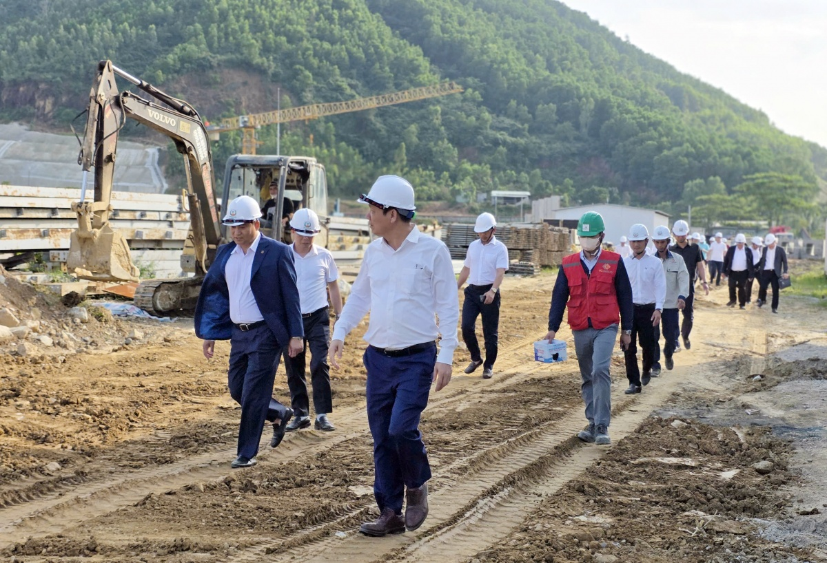 Các đơn vị liên quan và lãnh đạo TP. Đà Nẵng đi thăm quan thực địa dự án Nhà máy đốt chất thải rắn phát điện tại Khánh Sơn