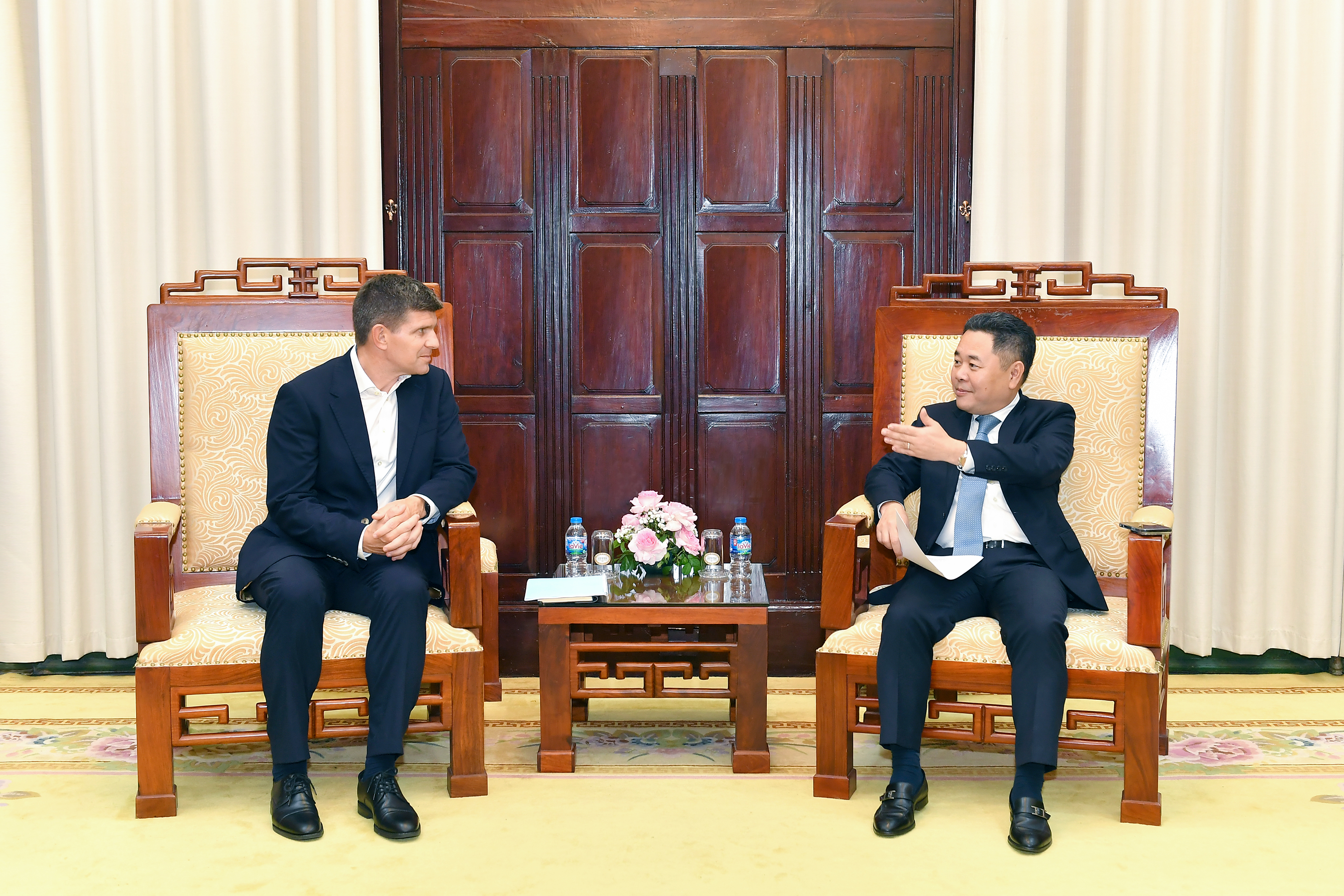 Phó Thống đốc Nguyễn Ngọc Cảnh trao đổi với ông Arnaud Dupoizat - Giám đốc khu vực Đông Á của IFC