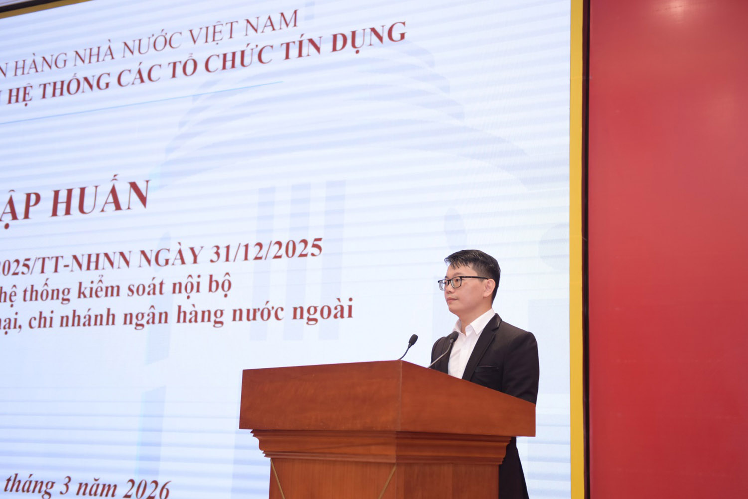 Báo cáo viên trong nhóm trình bày nội dung chính của Thông tư tại Hội nghị tập huấn