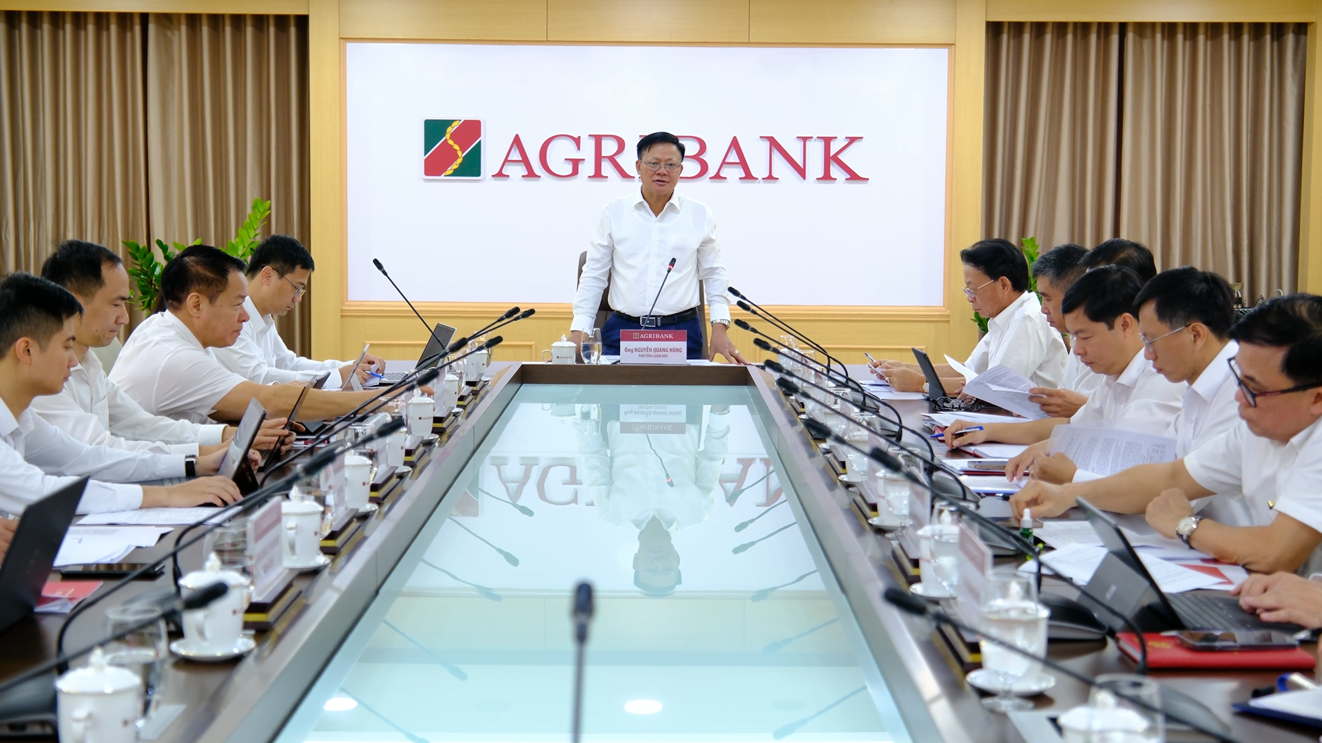 Đồng chí Nguyễn Quang Hùng - Phó Tổng Giám đốc Agribank chủ trì buổi làm việc