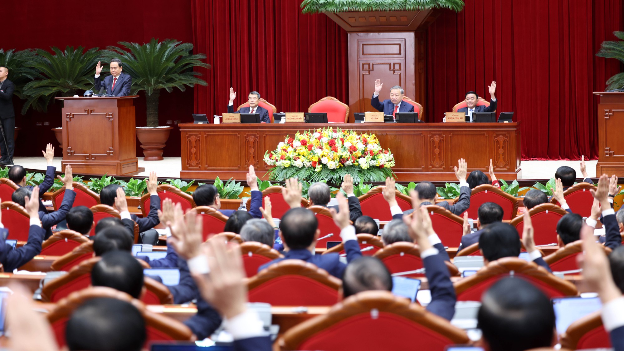 Thông qua chương trình Hội nghị lần thứ hai Ban Chấp hành Trung ương Đảng khoá XIV (Ảnh: VGP/Đức Tuân)