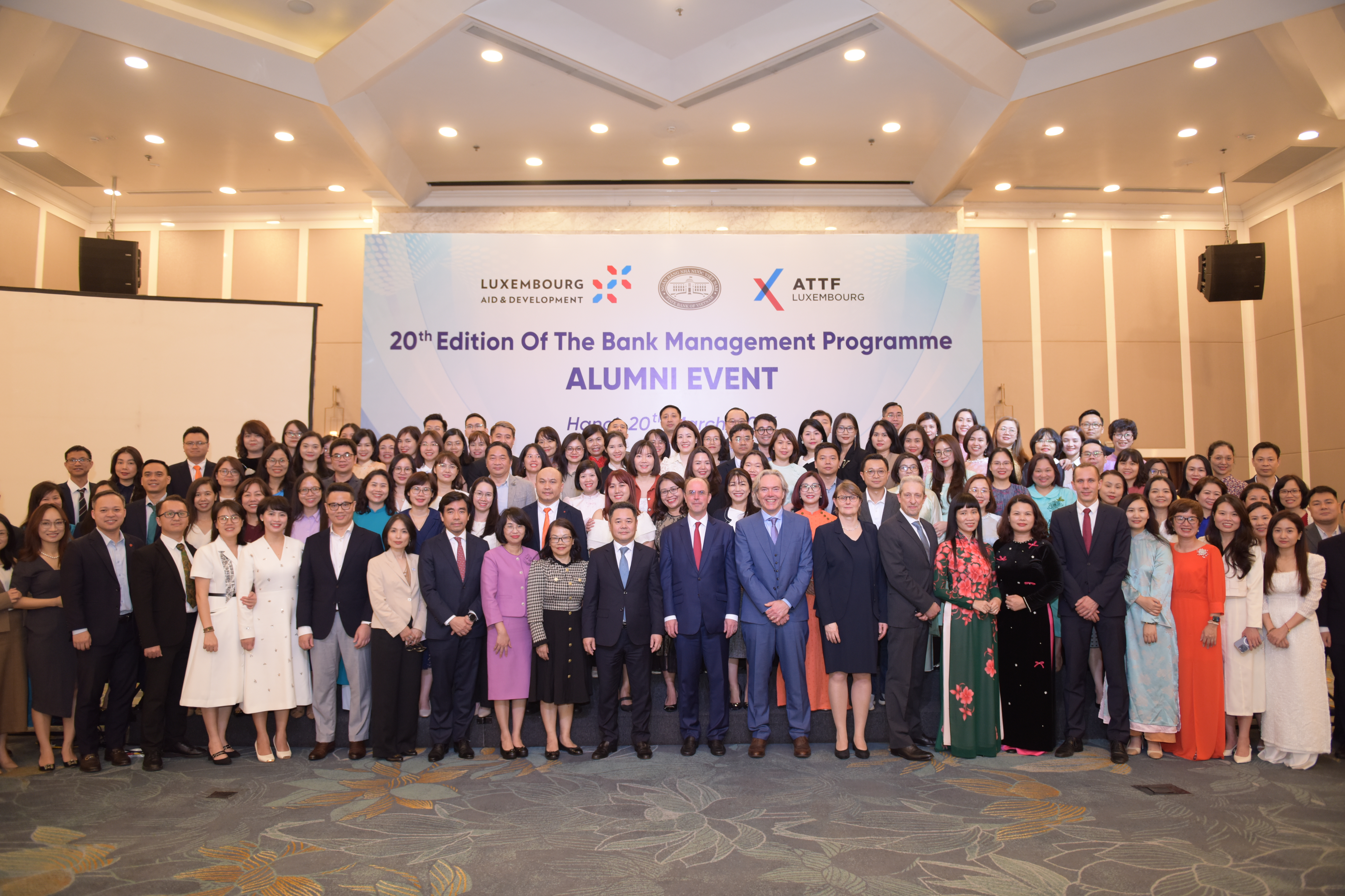 Phó Thống đốc NHNN Nguyễn Ngọc Cảnh và Đại sứ Đại Công quốc Luxembourg chụp ảnh lưu niệm cùng các đại biểu và các cựu học viên Chương trình “Nghiệp vụ then chốt trong quản lý Ngân hàng thương mại”