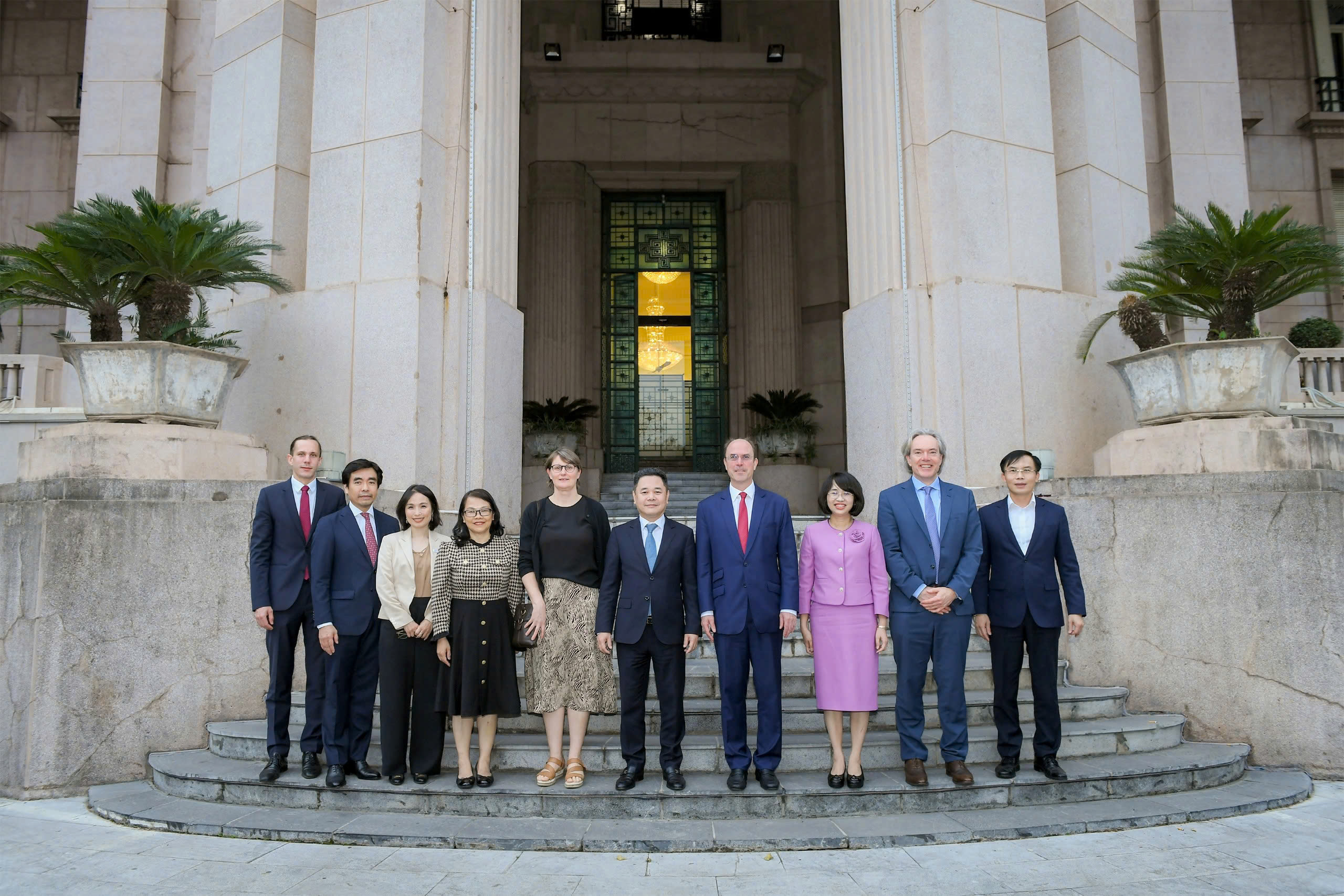 Phó Thống đốc NHNN Nguyễn Ngọc Cảnh chụp ảnh lưu niệm cùng đoàn công tác