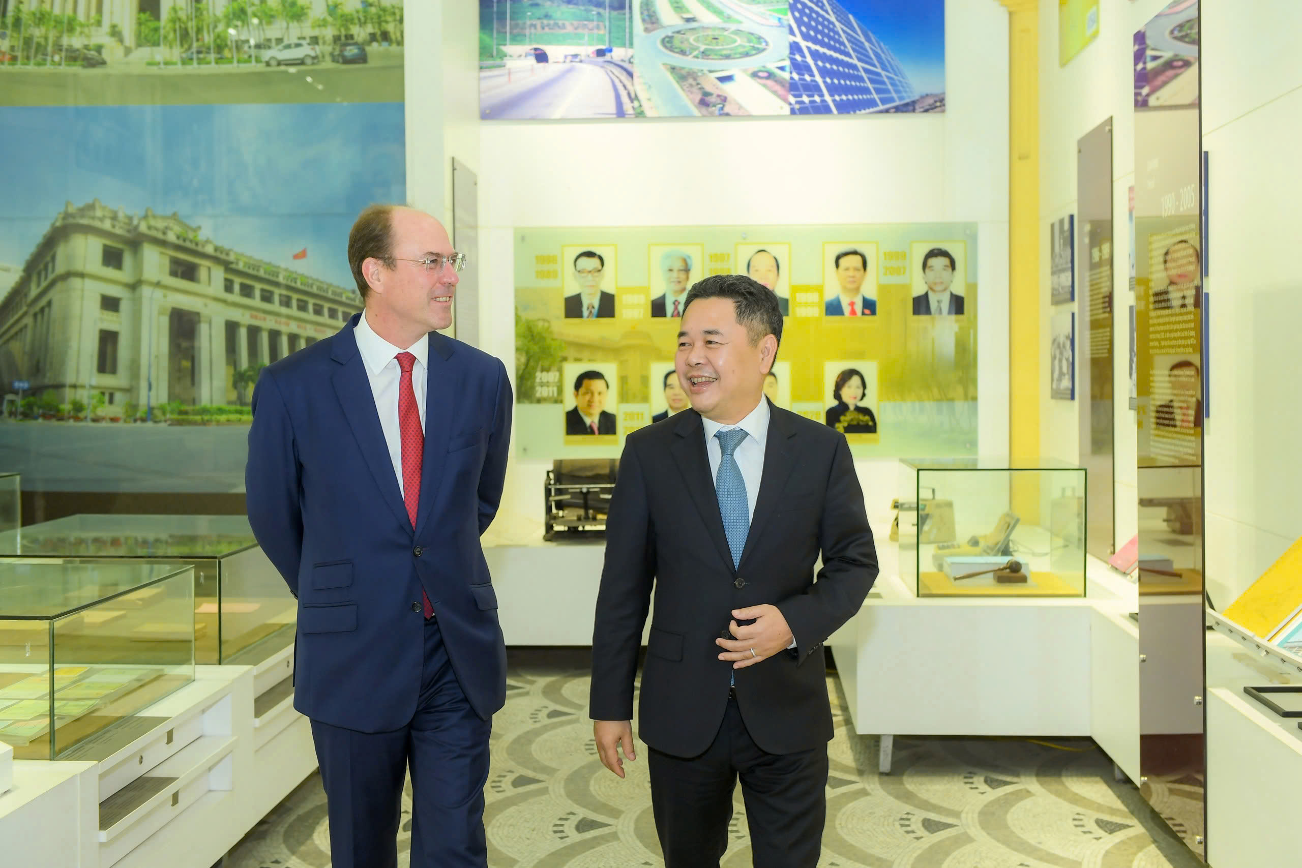 Phó Thống đốc NHNN Nguyễn Ngọc Cảnh giới thiệu với Đại sứ Đại Công quốc Luxembourg phòng Truyền thống của NHNN