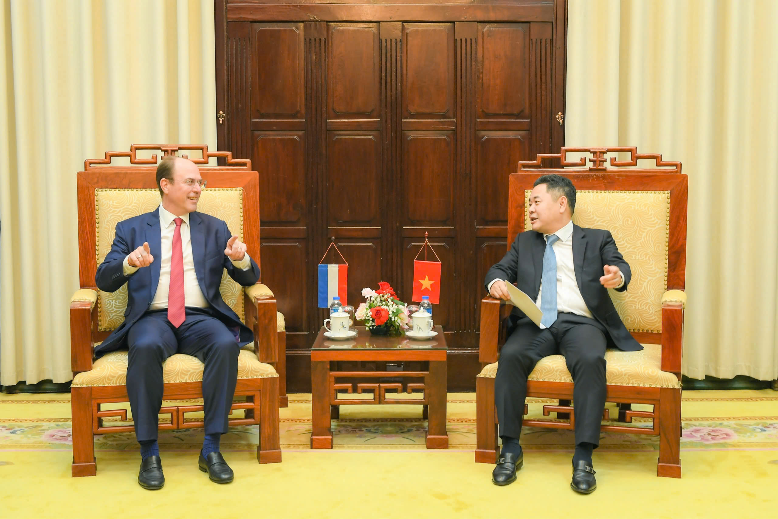 Phó Thống đốc NHNN Nguyễn Ngọc Cảnh trao đổi với ông Patrick Hemmer - Đại sứ Đại Công quốc Luxembourg